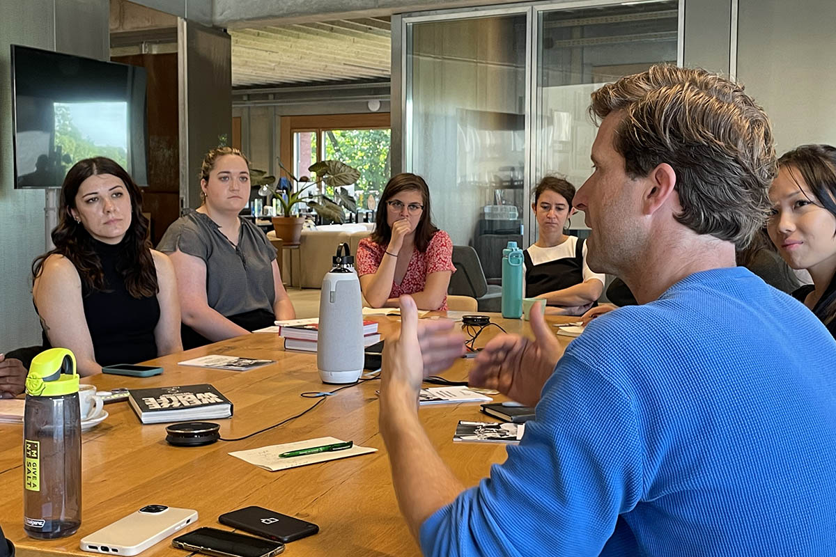 Berlin Capital Program participants discuss investigative journalism, fact-checking and public records with the editor-in-chief of Correctiv.