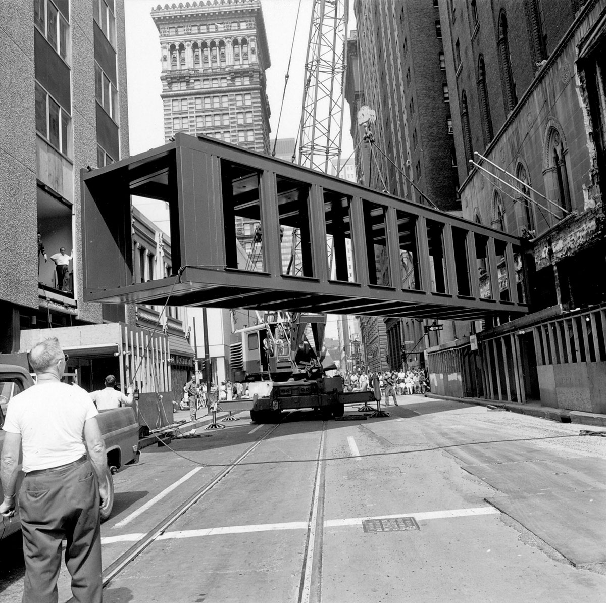Construction of a skybridge between two buildings